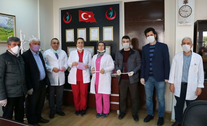 Eğitimcilerden sağlıkçılara koruyucu siperlik ve maske yardımı