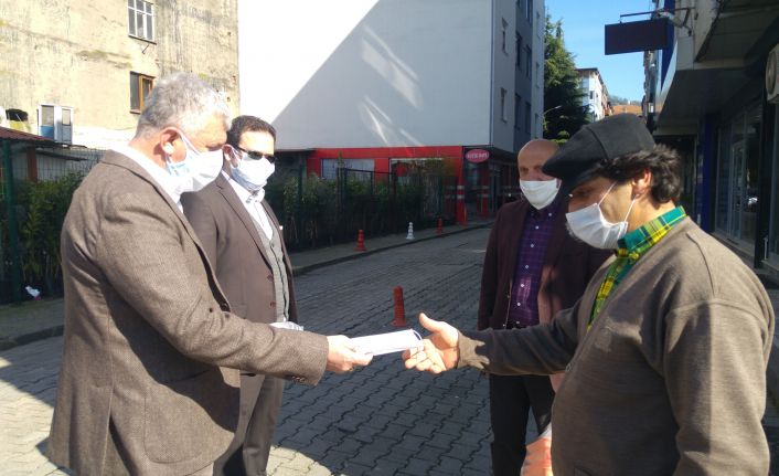 Kaymakam Fırat ve Başkan Sarıalioğlu esnaf ve vatandaşlara maske dağıttı