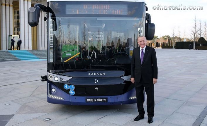 Dünyanın ilk seri üretim sürücüsüz elektrikli otobüsü tanıtıldı