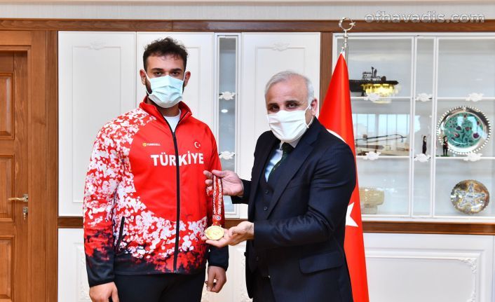 Şampiyon sporcular Başkan Zorluoğlu’nu ziyaret etti