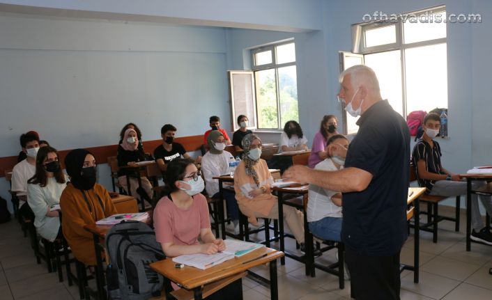Müdür Kabahasanoğlu Of Fen Lisesi Kurslarını ziyaret etti