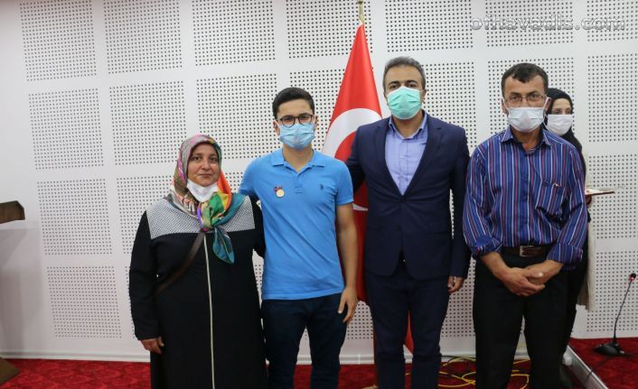 Bayraktar’dan Tıp Fakültesi kazanan öğrencilere cumhuriyet altını