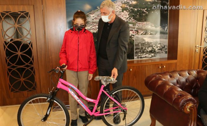Başkan Sarıalioğlu’ndan başarılı öğrencilere bisiklet