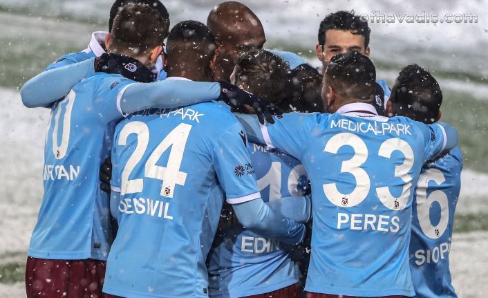 Rizespor 3 penaltı golüyle Şampiyon Trabzonspor’u yendi