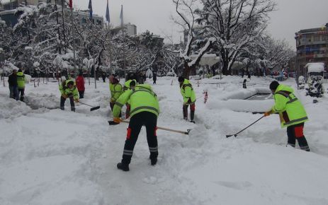 Büyükşehir Belediyesi şehir merkezini temizliyor 