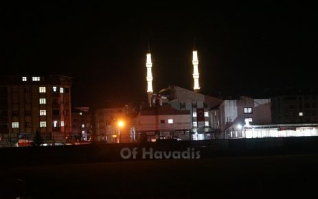 Çarşıbaşı Camii’nin çifte minareleri ışıl ışıl