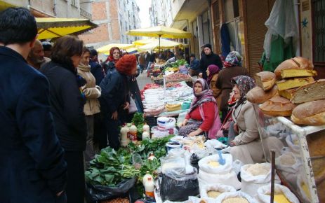 CHP’li kadınlardan kadın pazarcılara ziyaret 