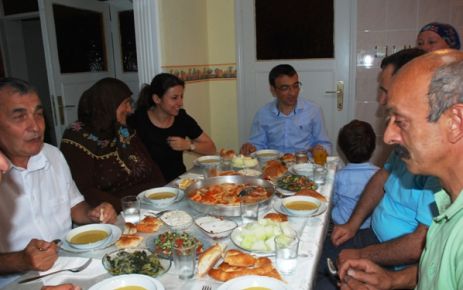 Kaymakam Arslan Şehit ailesiyle iftar açtı 