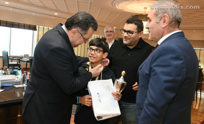 Satranç dahisinden Başkan Genç’e ziyaret