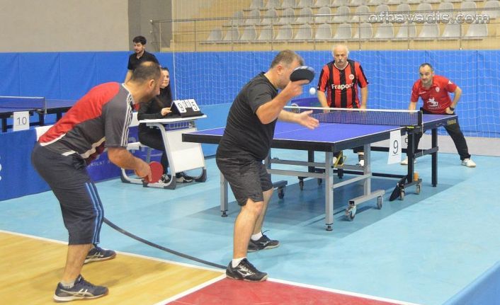 Of’ta masa tenisi şöleni