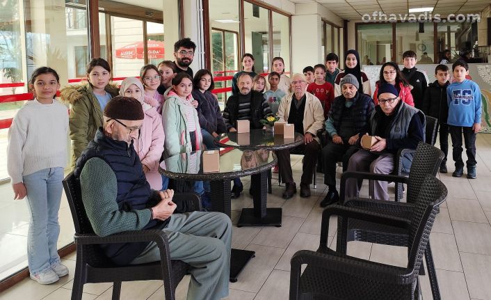 Şehit Öğretmen Ali Bulut İlkokulu öğrencilerinden huzurevi ziyareti