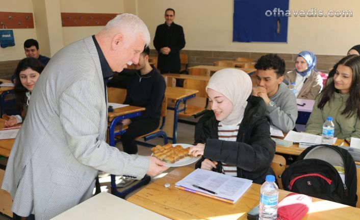 Üniversite sınavına hazırlanan öğrencilere baklava