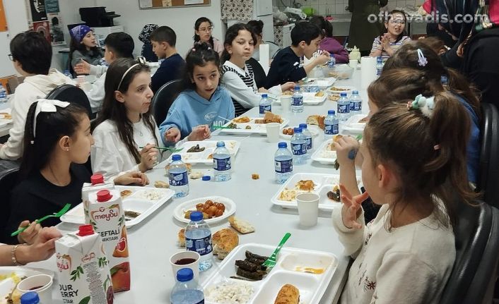 28 Şubat İlkokulu 4/C öğrencileri okullarında iftar açtı