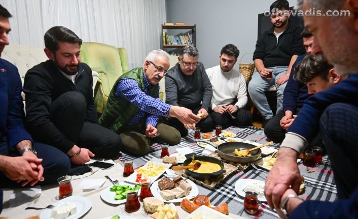 Bakan Uraloğlu, Üniversiteli gençlerin sahur sofrasına misafir oldu
