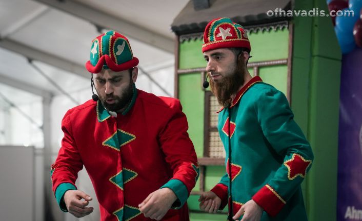 Hacivat ve Karagöz gösterileri çocukları eğlendiriyor