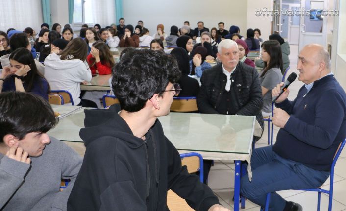Profesör Demircioğlu Of Fen Lisesi öğrencileriyle buluştu