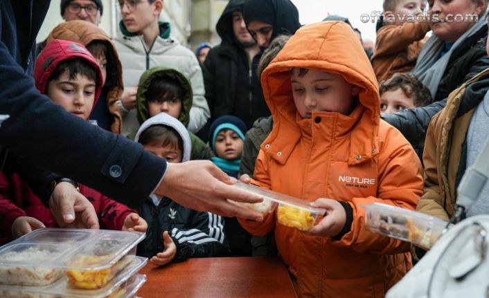 Yüzlerce kişi büyükşehirin gönül sofralarında buluştu