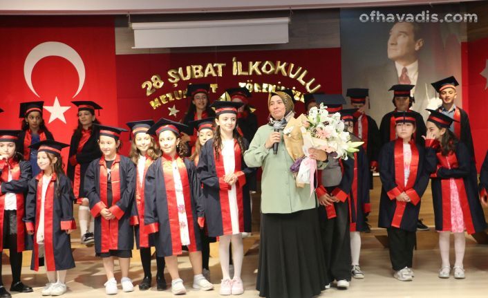 28 Şubat İlkokulu 4 C öğrencilerinin mezuniyet sevinci