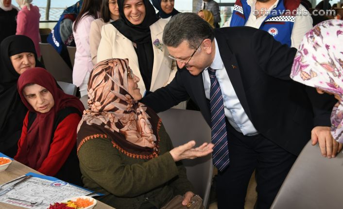 Başkan Genç’ten huzurevindeki annelere vefa
