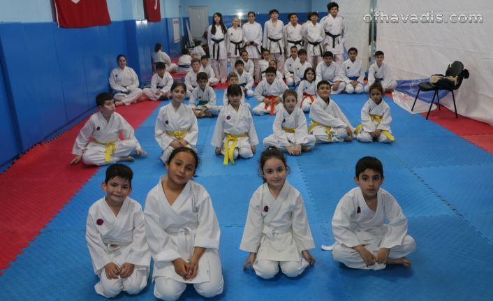 Of Karate Spor Kulübünün 30 sporcusu üst kuşağa terfi etti