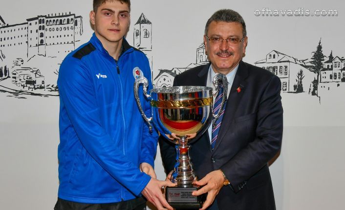 Trabzon’un gururu şampiyon hentbolculardan Başkan Genç’e ziyaret