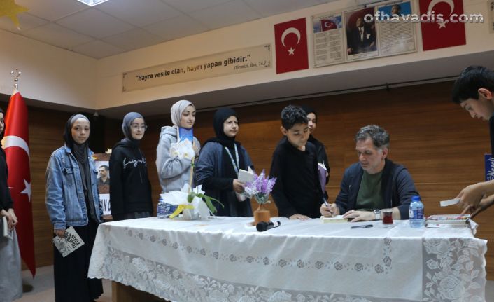Yazar Özkan Öze Of’ta öğretmen ve öğrencilerle söyleşide bulundu