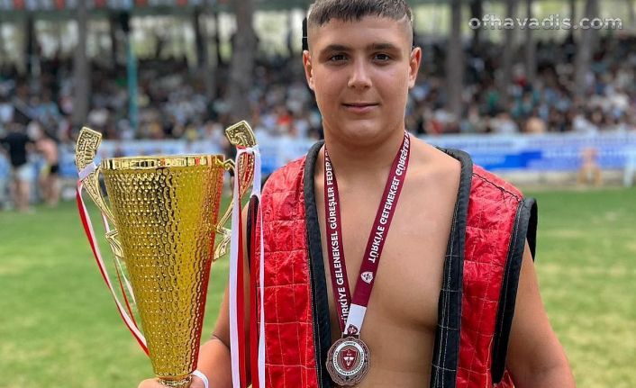 Büyükşehir güreşçisi gururlandırdı
