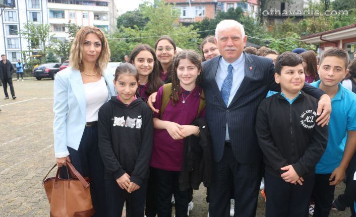 İlk ders zili Fatih Sultan Mehmet Ortaokulunda çaldı