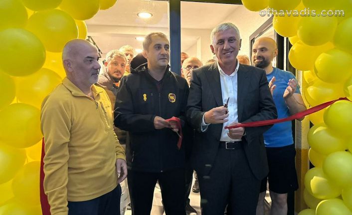 Ofspor'un yenilenen halı sahası gösteri maçıyla açıldı