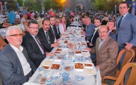 AK Parti Trabzon teşkilatları iftarda buluştu 