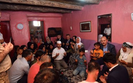 Bakan Soylu, PKK'nın öldürdüğü bakkalın ailesini ziyaret etti