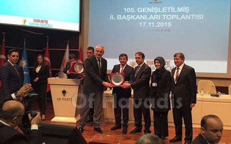 Başbakan Davutoğlu’ndan Başkan Öztel’e plaket