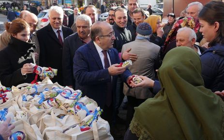 Başkan Gümrükçüoğlu bez poşet dağıttı 