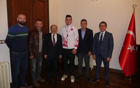 Başkan Gümrükçüoğlu şampiyon boksörü altınla ödüllendirdi 