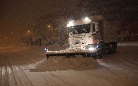 Belediye ekipleri gece gündüz kar mücadelesi yapıyor