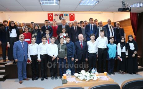 Oflu öğrenciler ödülleri Mehmetçik Vakfına bağışladı