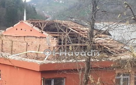 Of’ta fırtına cami ve okulların çatılarını uçurdu