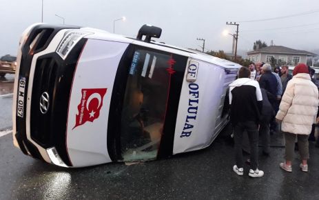 Of’ta yolcu minibüsüyle otomobil çarpıştı: 19 yaralı