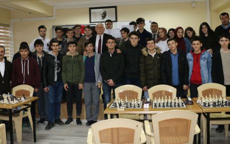 Satranç Turnuvasında başarılı öğrenciler ödüllendirildi
