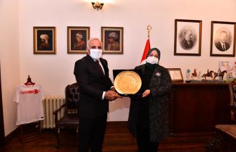 Bakan Selçuk Trabzon valiliğini ve büyükşehiri ziyaret etti