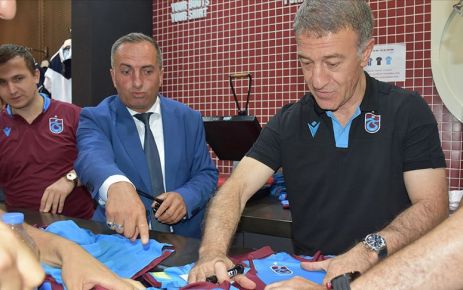Trabzonspor'da başkan Ağaoğlu forma satışı yaptı