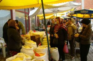 CHP’li kadınlardan kadın pazarcılara ziyaret