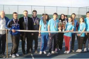 Ulusoy’un teniscileri şampiyonluğu bırakmıyor