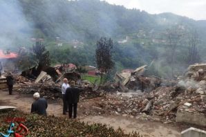 Dernekpazarı Akköse’de 3 ev yandı