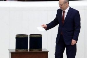 Erdoğan Bayraktar Mecliste de AK’landı