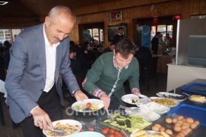Kıyıcık Muhtar adayı Türk’ten gençlere kahvaltı