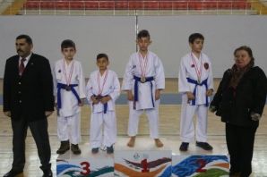 Karate’de 3 okuldan 6 birincilik
