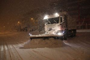 Belediye ekipleri gece gündüz kar mücadelesi yapıy