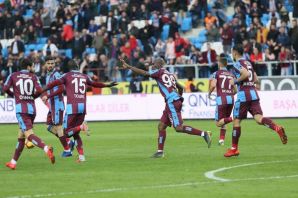 Trabzonspor Akhisar’ı 2-1’le geçti