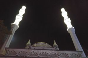 Çarşıbaşı Camii’nin çifte minareleri ışıl ışıl